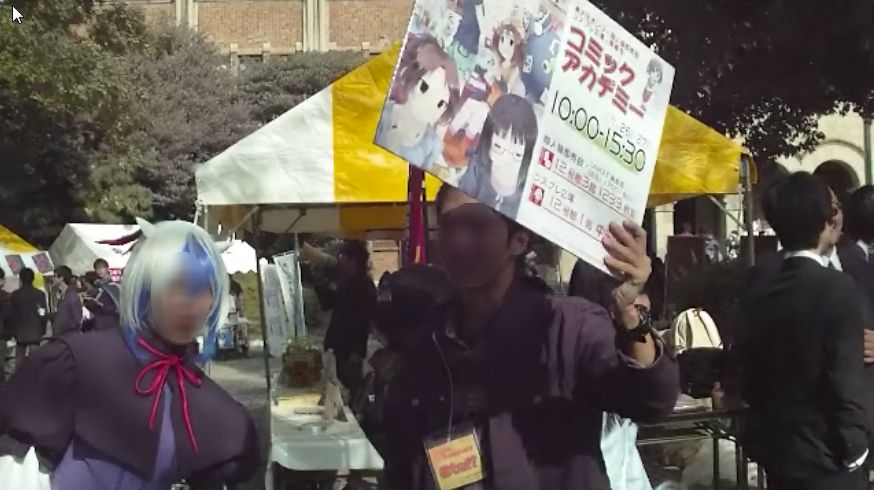 外での呼び込み。コスプレによる色仕掛け派から過激派まで、コミアカのウグイス嬢はバラエティーに富んでいます。